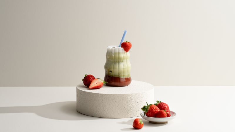 latte glacé au matcha et à la fraise.