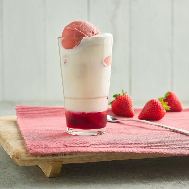 Latte au sorbet aux fraises