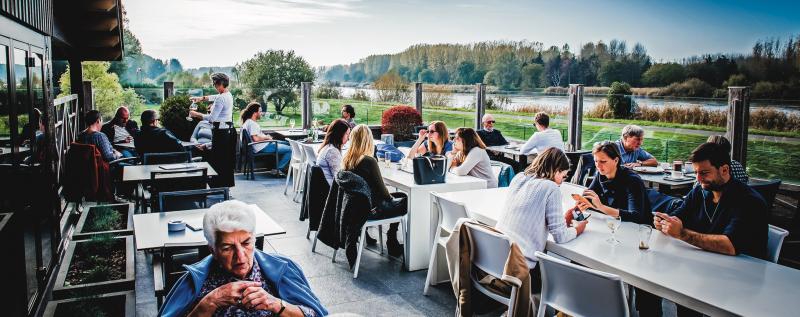 Koffiedrinken aan de schelde